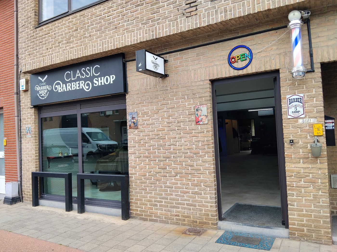 Gevel van Classic Barbershop in Wilsele met barberpaal