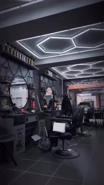 Interieur van Classic Barbershop Haacht met het hexagon-lichtplafond